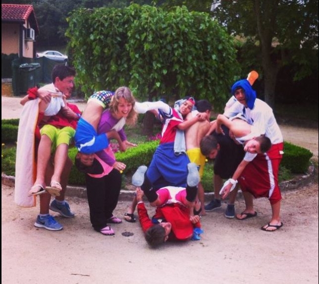 jugando con la ropa del reves